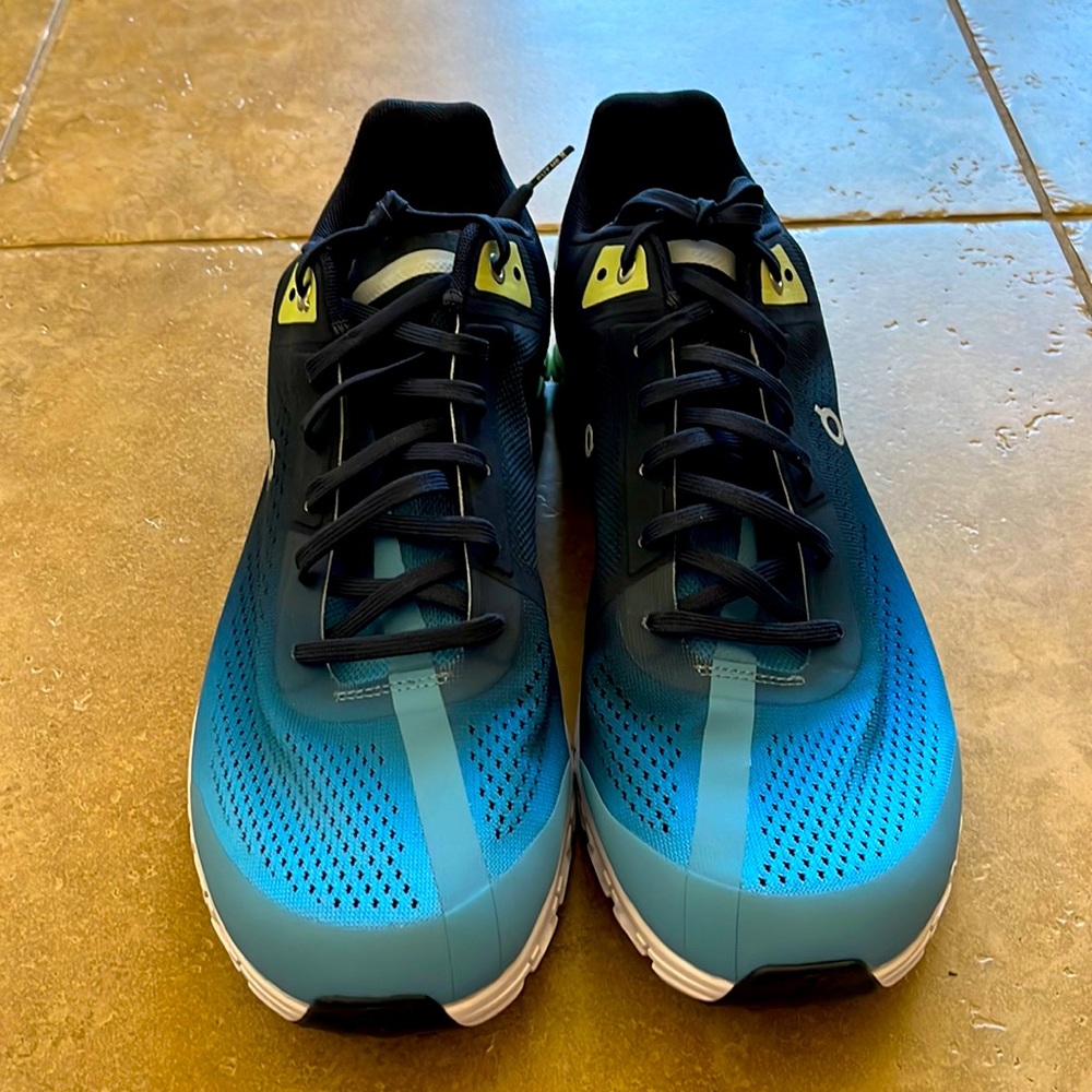 NWT On Running Men’s ombré blue running shoes size 11
